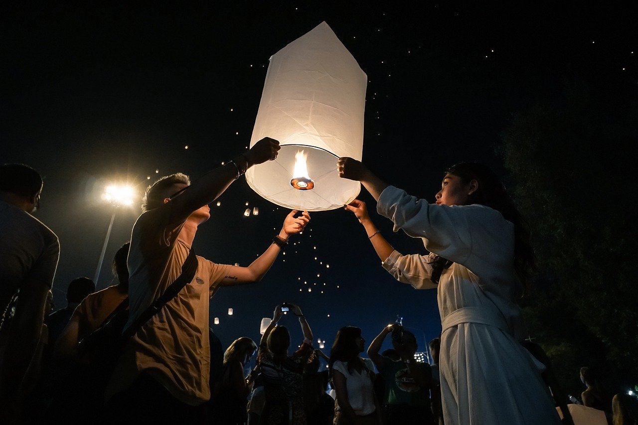 lantern, tradition, couple-4670043.jpg